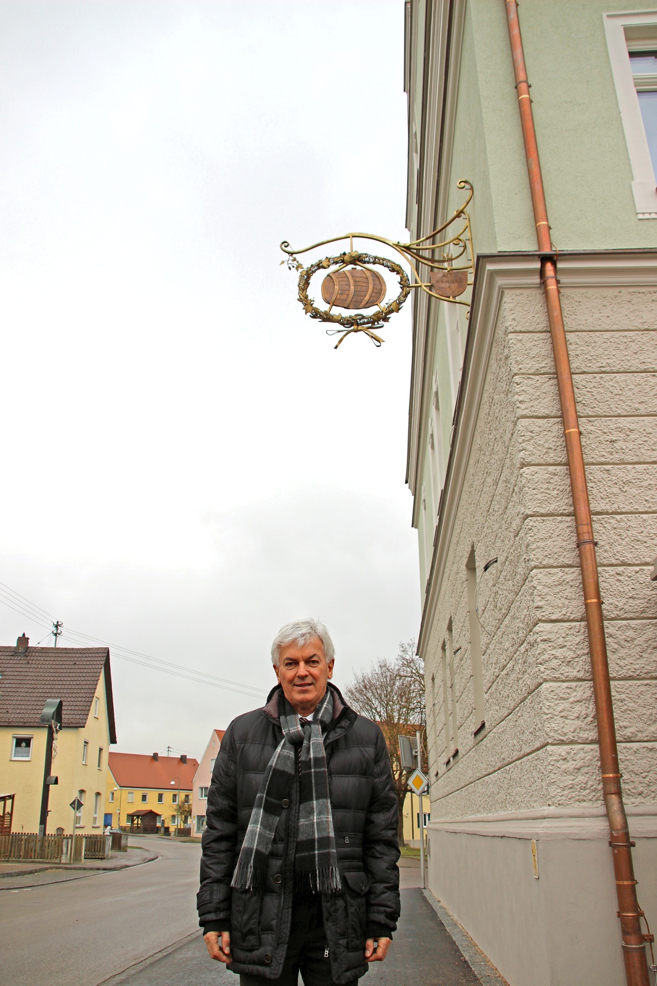 Bürgermeister Albert Lohner vor der Alten Brauerei nach der Sanierung